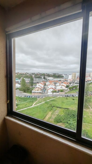 Janela cor bronze e vidros duplos