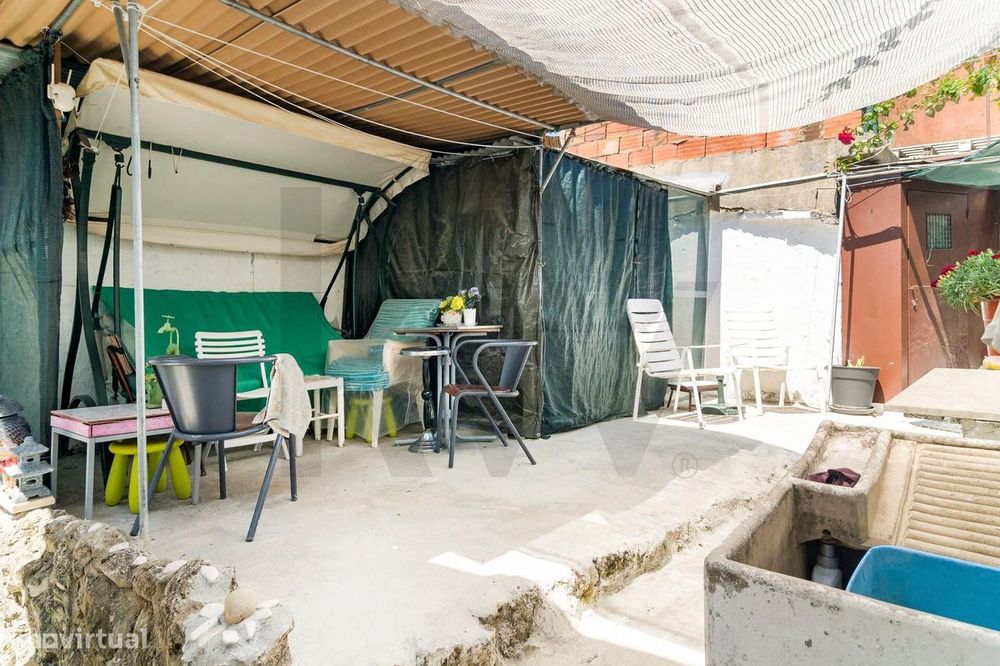 Prédio para Obras no Campo das Amoreiras, em Santa Clara – Lisboa
