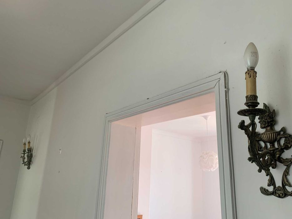 Lote de Iluminação Vintage/Clássica: Lustre + 7 Apliques em Bronze, Latão e Vidro