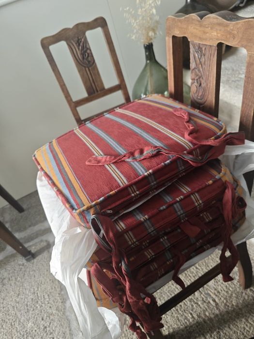 Mesa extensível em madeira de castanho trabalhada + 5 cadeiras