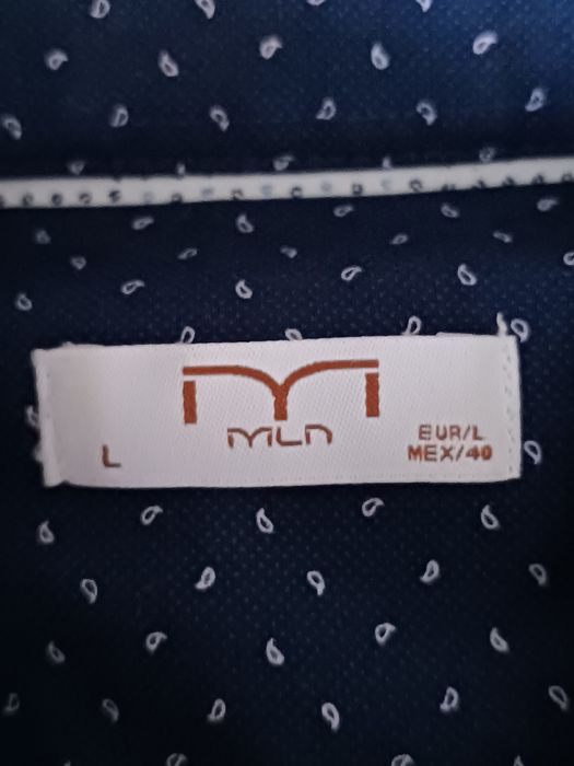 Camisa para homem azul escuro e pequeninos motivos brancos. Nova.