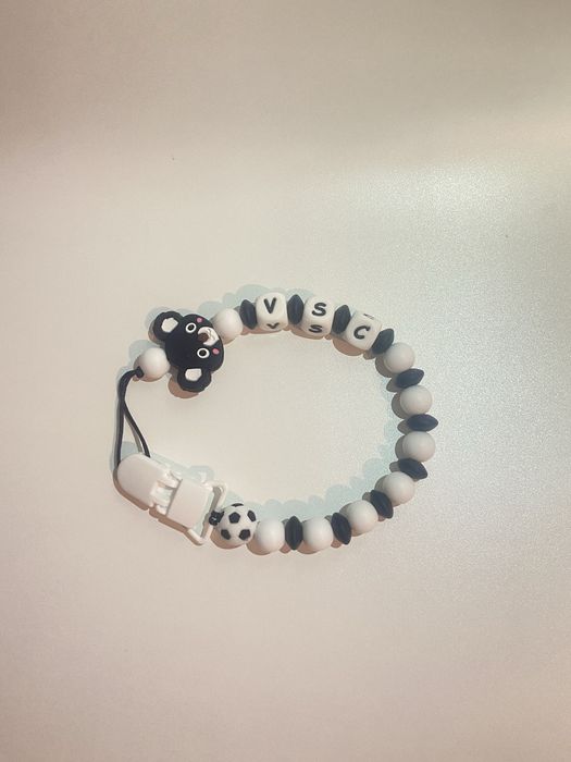 Prendedor de chupeta feito por encomenda.