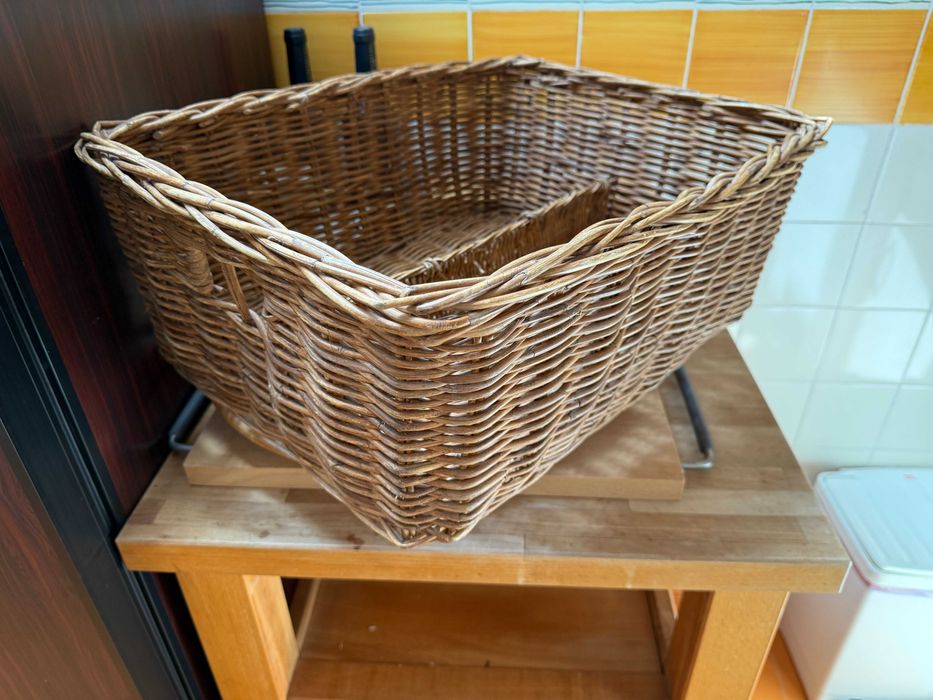 Mesa de apoio em madeira com rodas e cestos