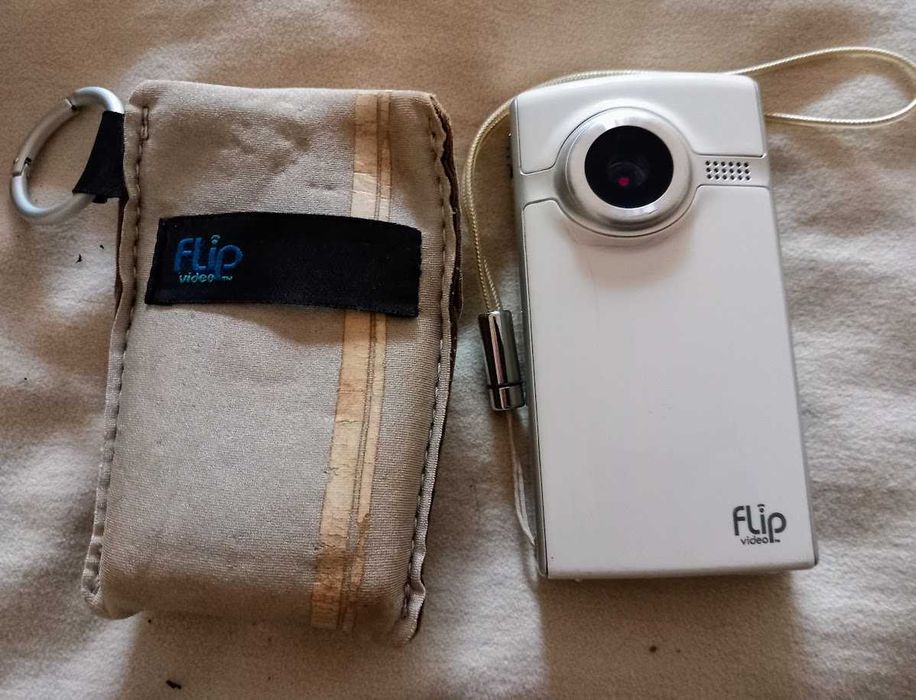 Câmara de Vídeo Portátil Flip Video F230W (Pocket Camcorder Y2K) + Bolsa