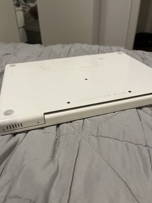 Macbook white A1181