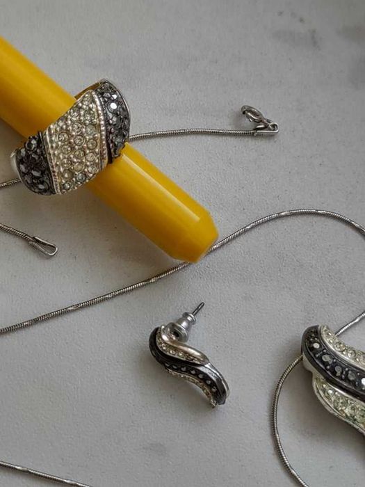 Elegancki komplet naszyjnik, kolczyki i pierścionek