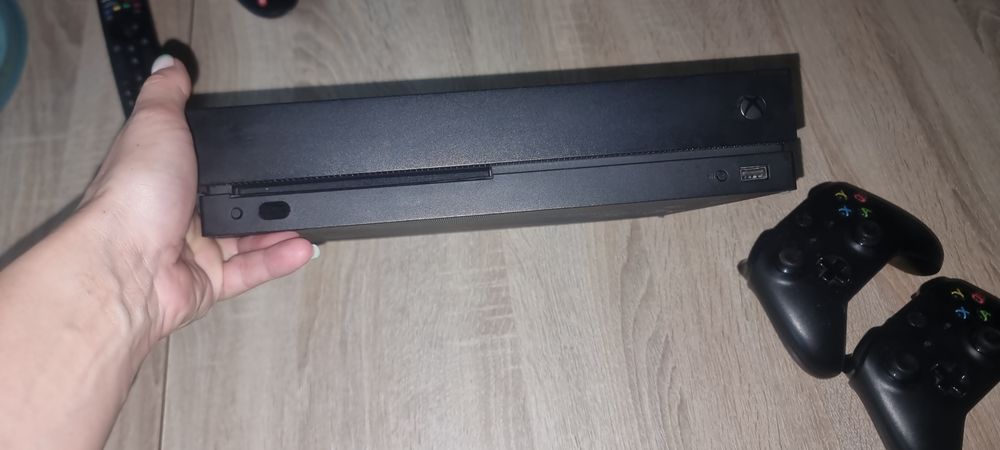 X box One plus 2 gry. Jak nowy.