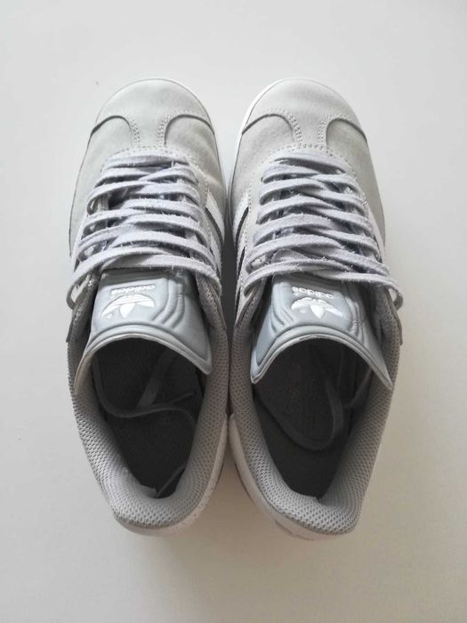 Ténis Adidas - cor cinza - tamanho 36