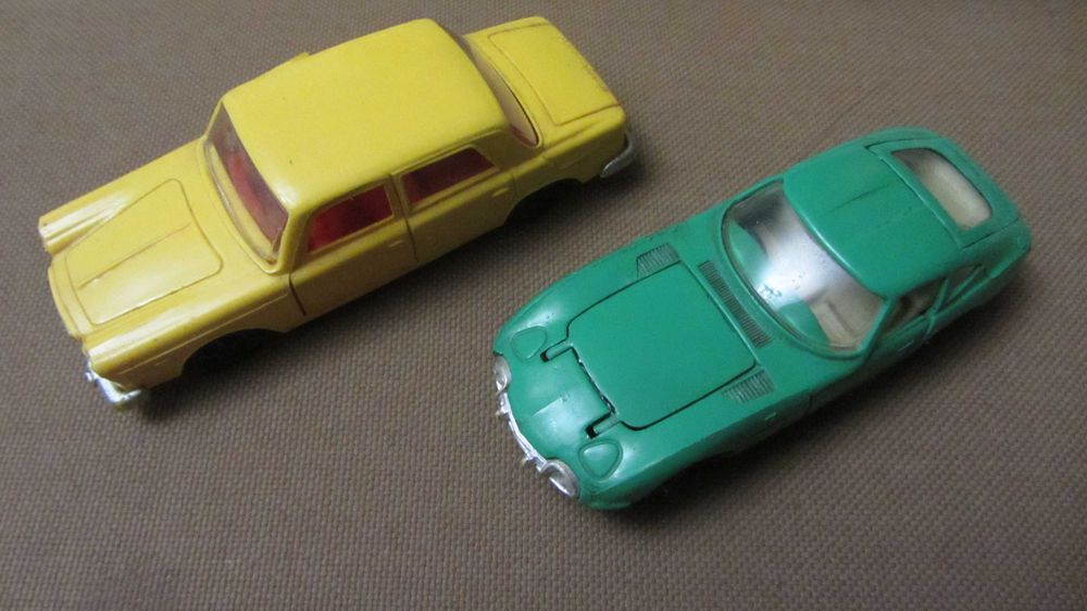 Дві машинки часів ссср , автомоделі Toyota та Lancia.