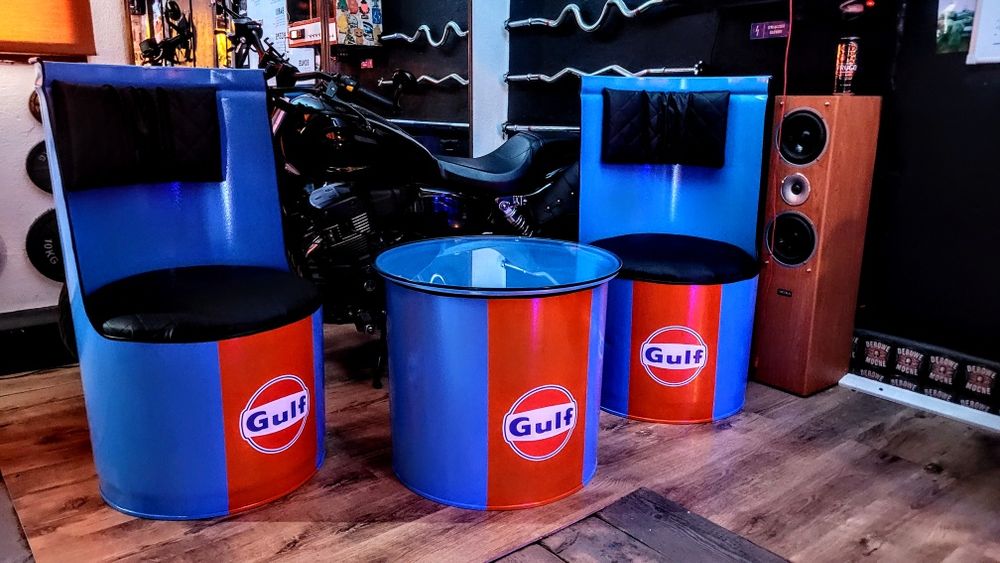 Beczki ,fotele,stół