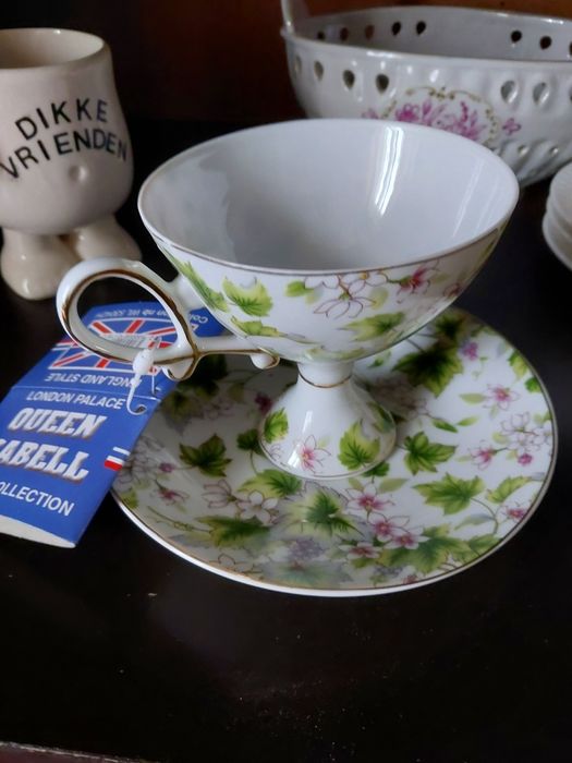 Красиве  колекційне горнятко з блюдечком