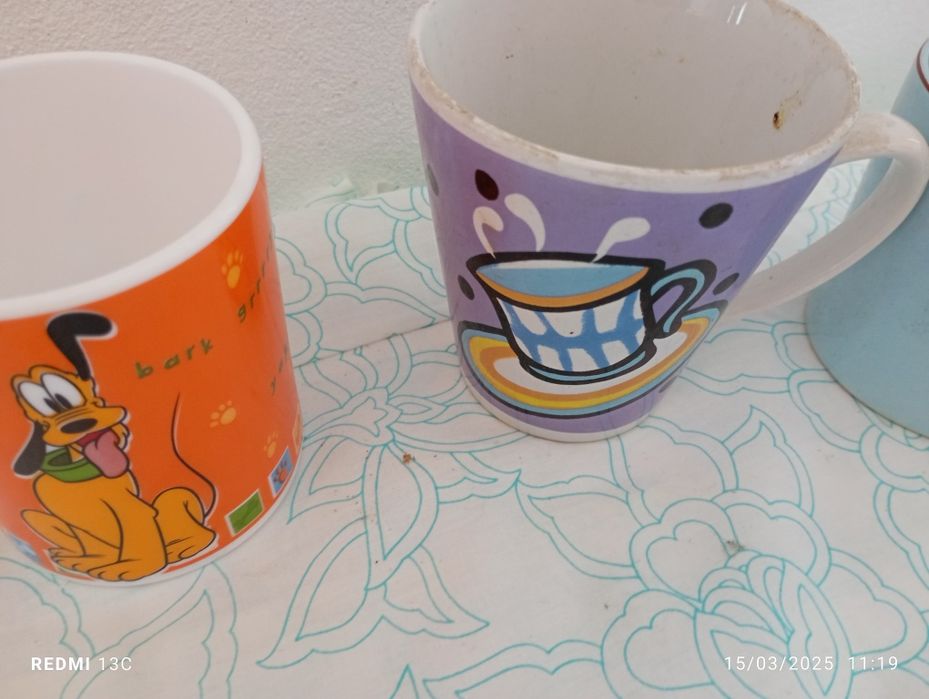 Conjunto de três canecas de motivos infantis