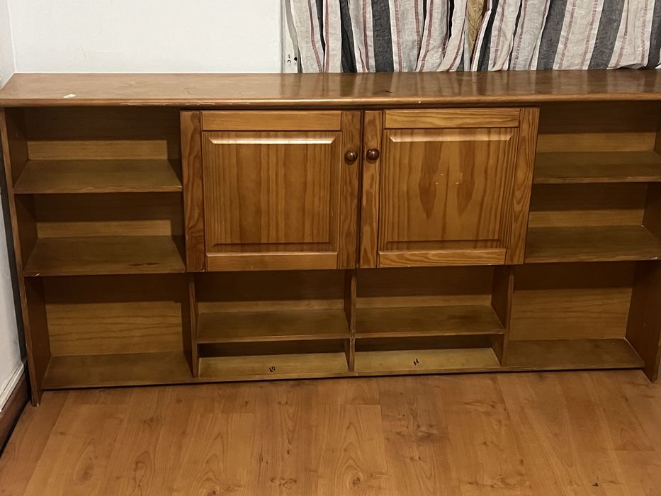 Aparador/Estante em madeira – Bom estado – 40€