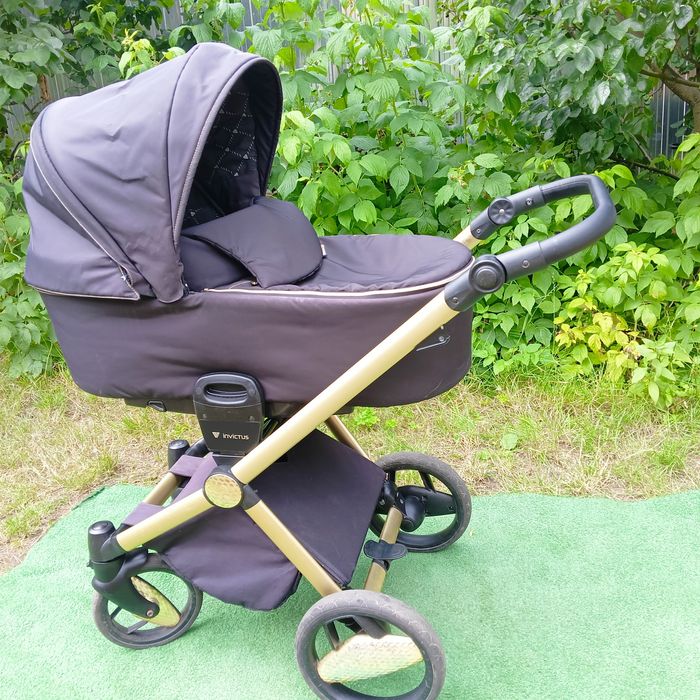 Wózek invictus 3 w 1 + isofix czarno-złoty
