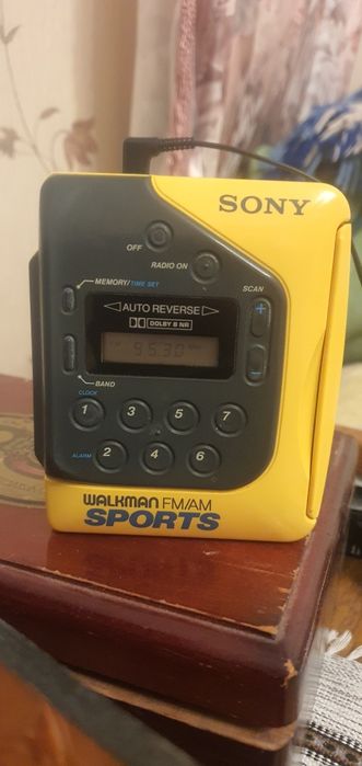 вінтажний касетний плеєр Sony Sports Walkman WM-F2078.
