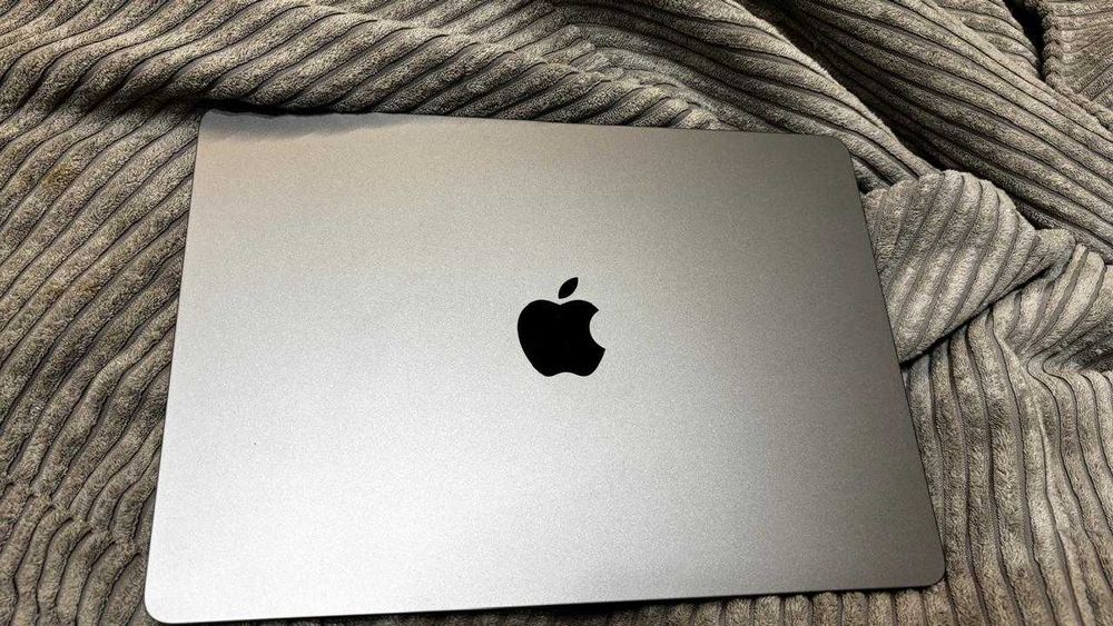 Apple MacBook Air 13,6