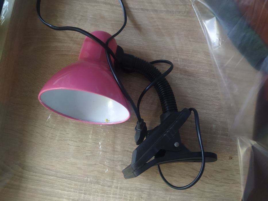 электрическая лампа на прищепке