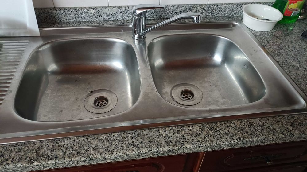 Cozinha Completa em Mogno Maciço + Mesa e 6 Cadeiras – Excelente Estado