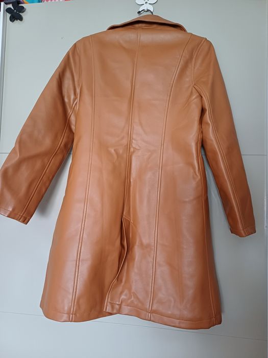 Casaco comprido sintético. 
Tamanho M.
Em bom estado