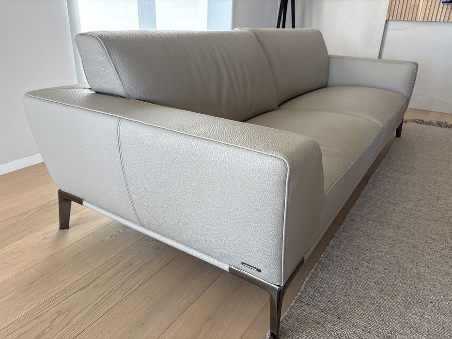 2 sofas Roche Bobois pele grande espessura cor cinzento claro loja Roche Bobois Lisboa 2025