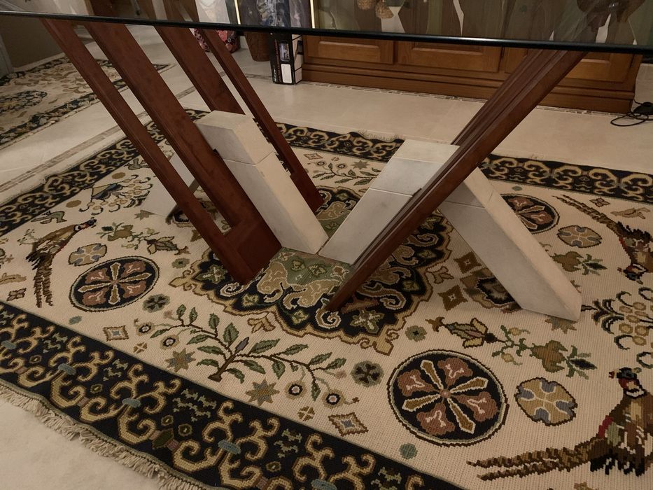 Mesa de sala em madeira e pedra com tampo de vidri