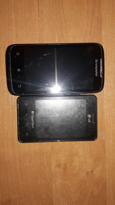 Два телефона и Wi-Fi роултер.