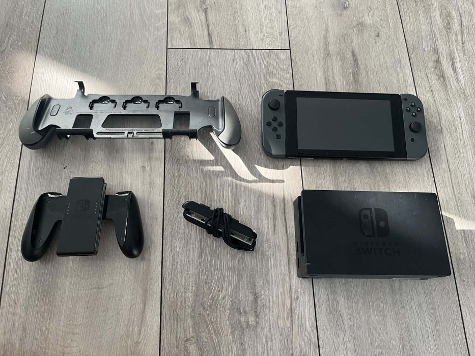 Nintendo Switch + kontrolery i ładowarka