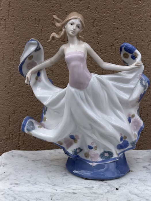 Tancerka z porcelany figura