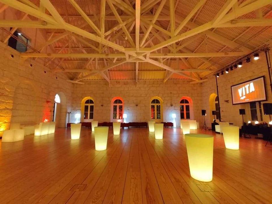 Mobiliario led vasos e mesas