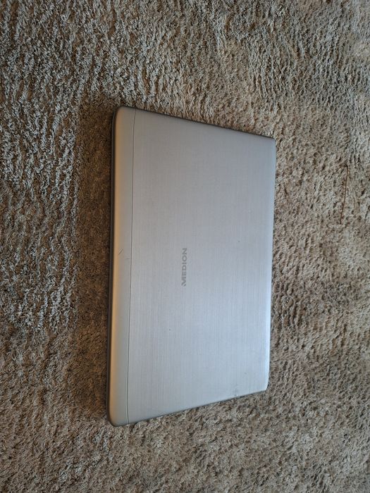 Laptop Medion 17cali i3 6gen ssd 120GB