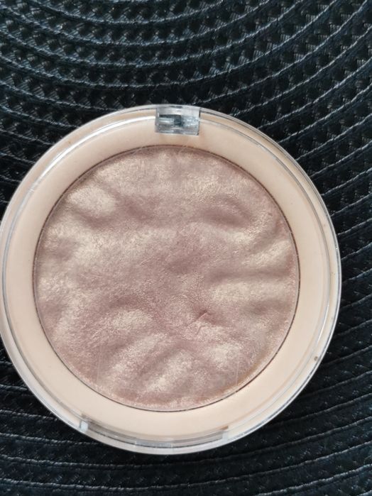 Rozświetlacz Revolution makeup