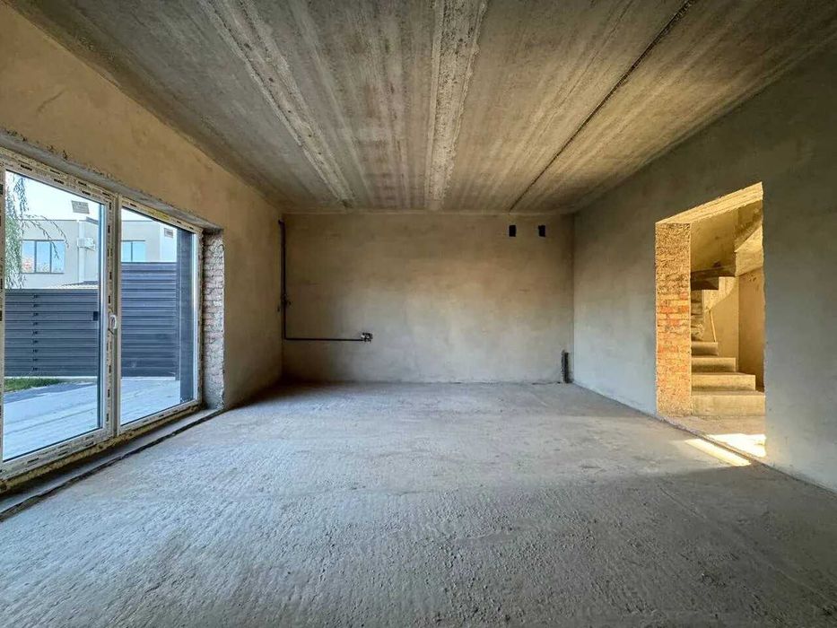 Сучасний дуплекс з великою ділянкою