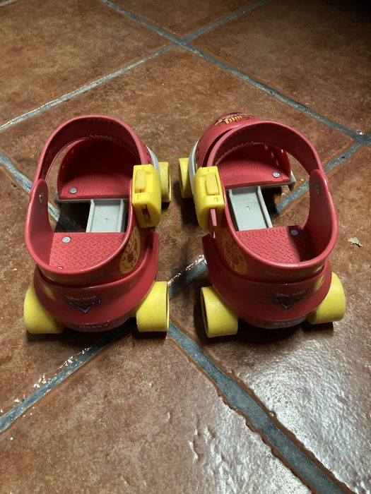 Patins de criança como novos do Cars
