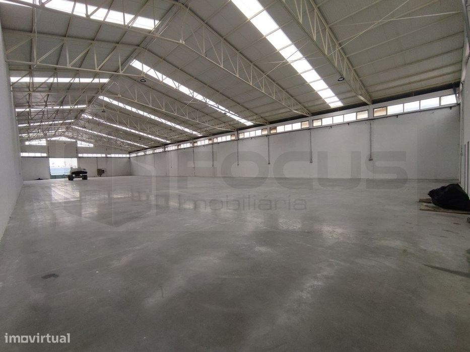 Armazém para arrendamento - Zona Industrial de Oiã