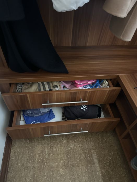 Szafa na kurtki garderobe.