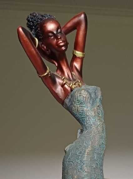Estatueta muito elegante ,com figura feminina, estilo mulher africada - Peça rara