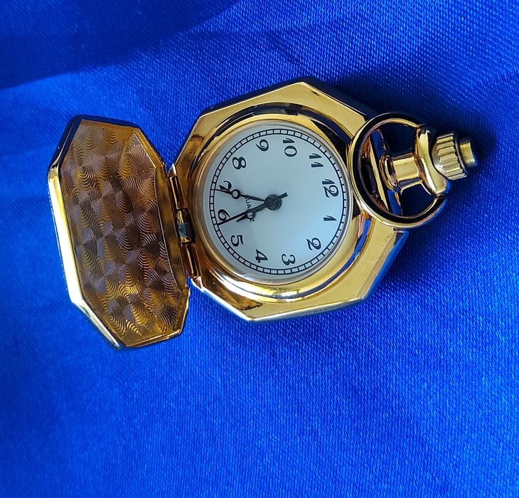 2126#Relogio bolso quartz Novo com pilha a trabalhar nunca foi usado