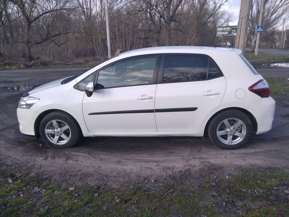 Продам Toyota auris 2011