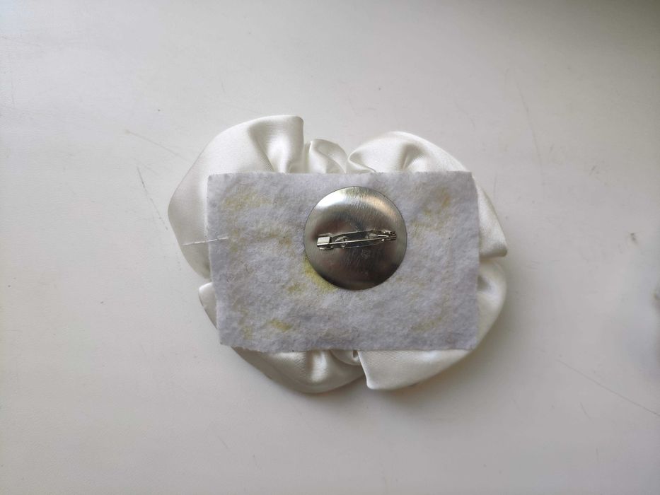 Тканевый цветок, бант, брошь, декор, белый атлас, розы