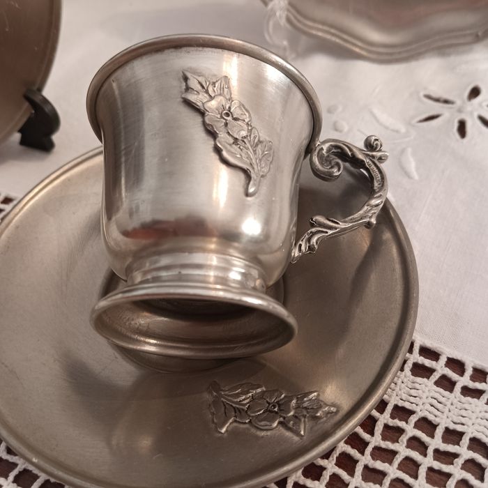 Conjunto de pratos em estanho e chávena