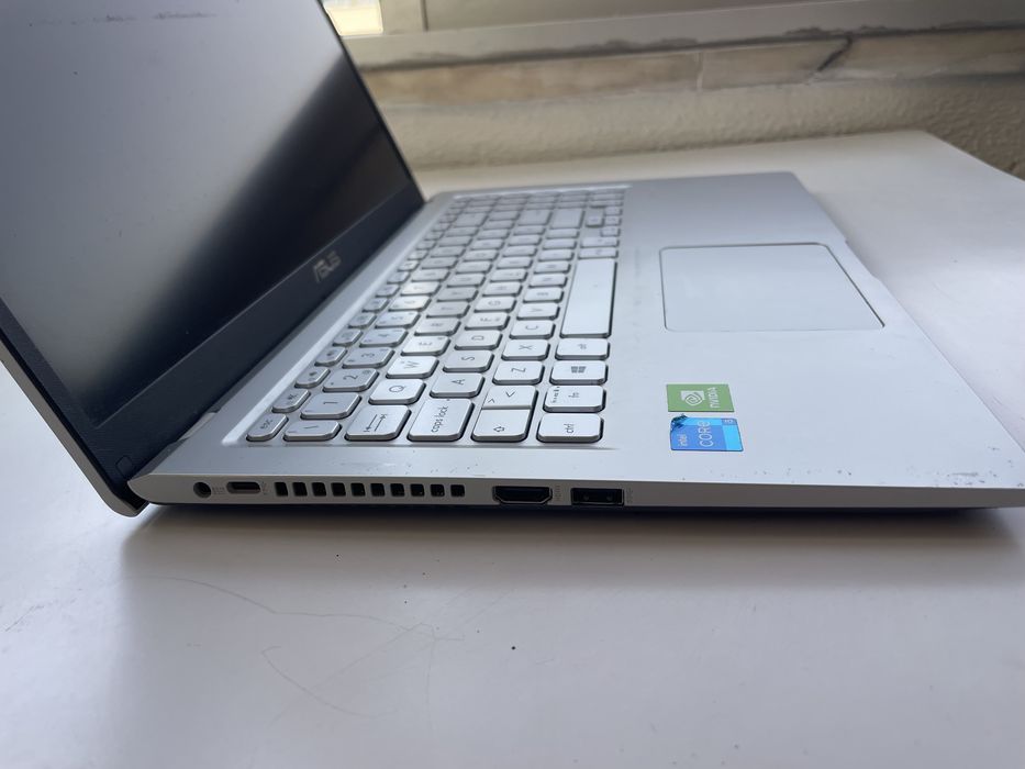 Asus i5 9ª geração, 16GB RAM, SSD, NVIDIA. Funciona bem, teclado iluminado. Apenas precisa trocar o ecrã