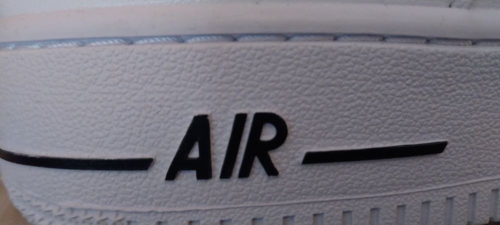Białe buty NIKE.