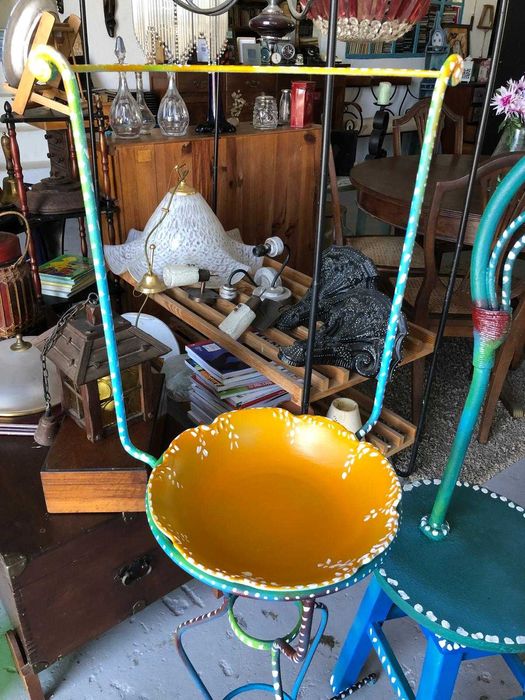 Lavatório muito colorido com bacia. Pintura Manual.