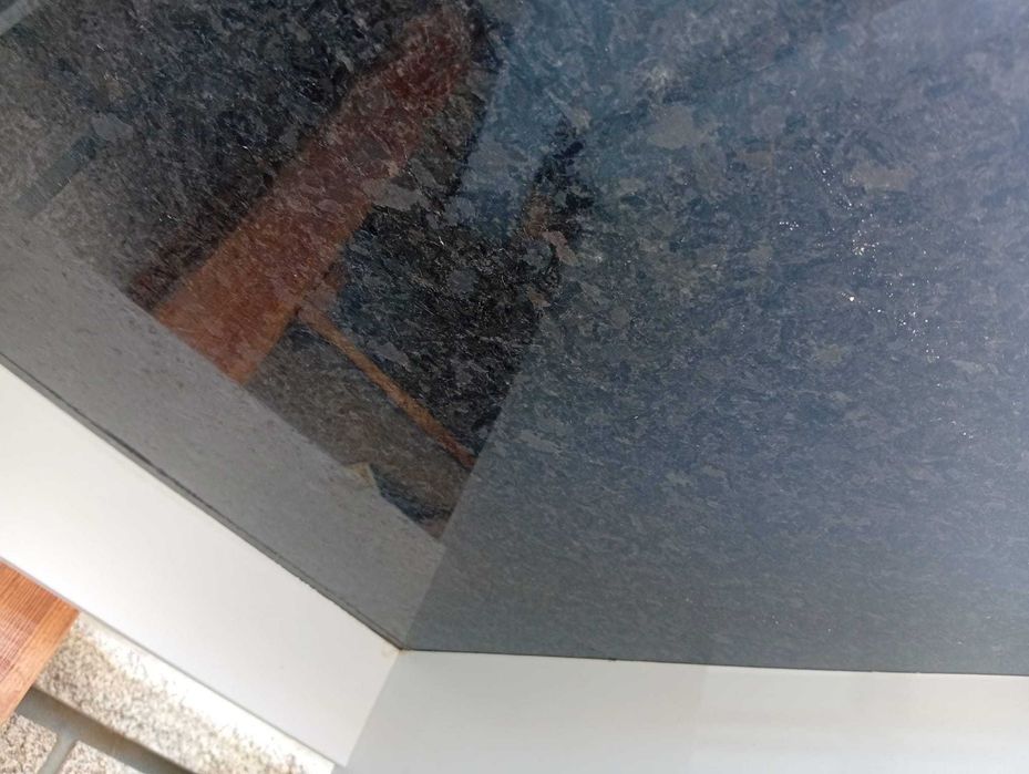 Móvel de cozinha parte de baixo  laminado com pedra granito preta  incluí banca , torneira e tubagens novas