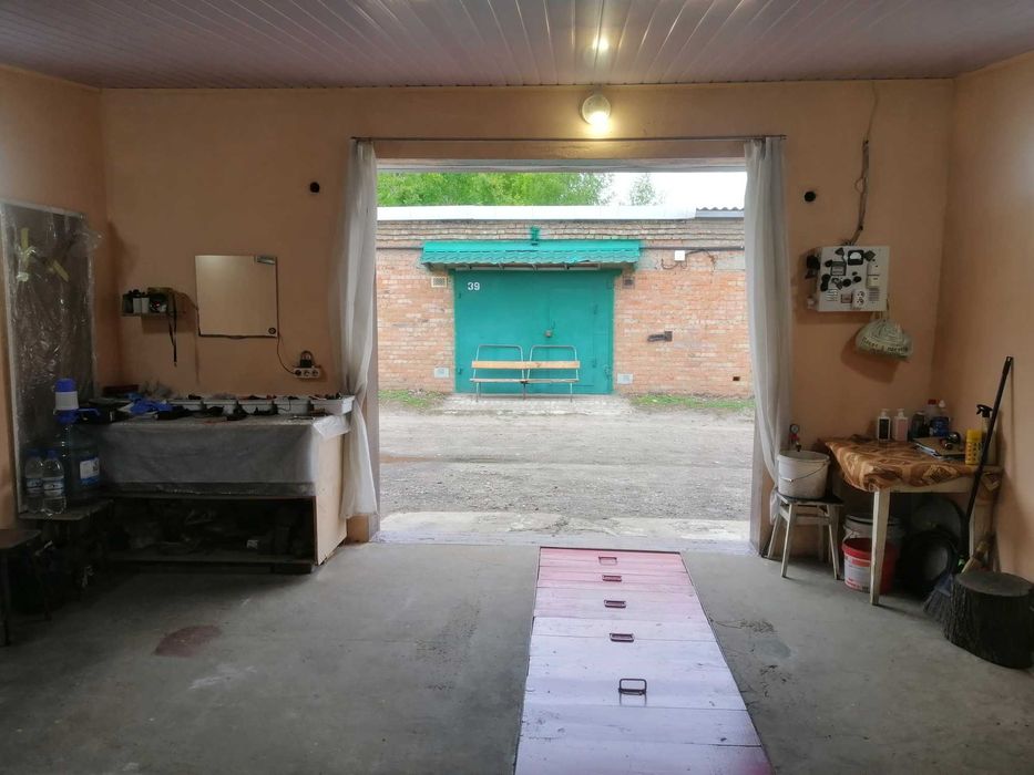 Продается гараж по вул. Прилуцька  свитло вода погреб Оличное состояни