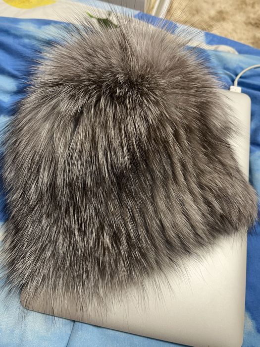 Вязана шапка з хутром чорнобурки