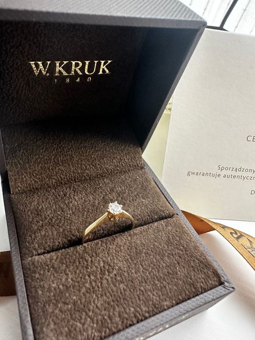 Pierścionek z brylantem z kolekcji „Jedyny”  Kruk