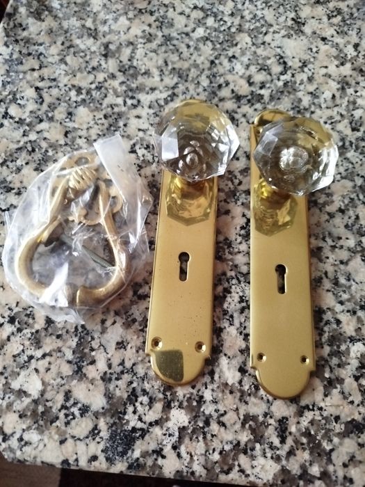 Baixa de preço dois puxadores e um batente