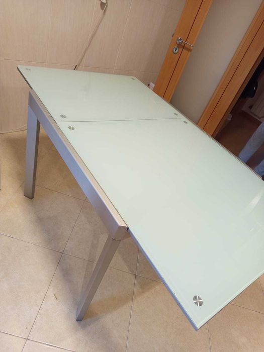 Mesa Vidro Extensível 90x90/150x90cm + 4 Cadeiras