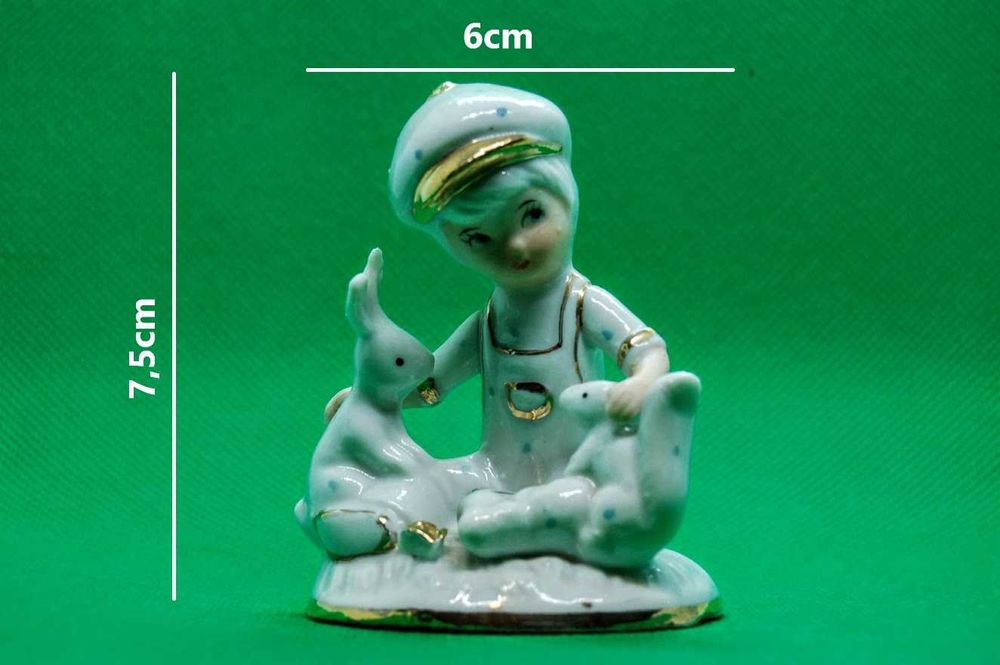 Estatueta antiga de menino em porcelana